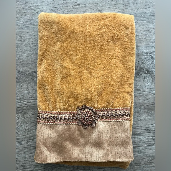 Avanti Vintage Bathroom Towel Set Golden Tan embroidered Bath Hand Wash Cloth - Picture 2 of 4